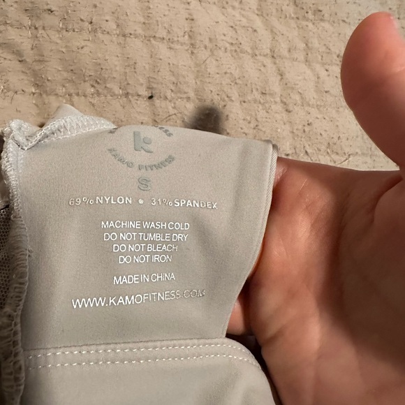 Kamo Fitness Grey backless cropped top with removable pads. - Picture 7 of 7